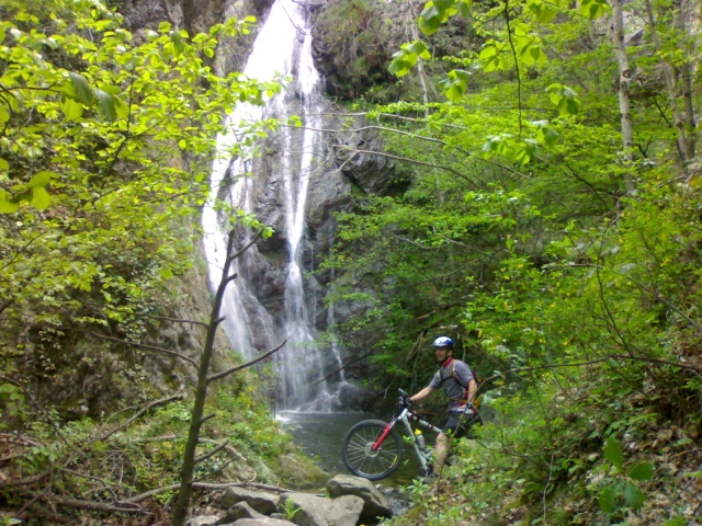 Mountain bike hasta las cascadas que rodean el macizo del Canigou